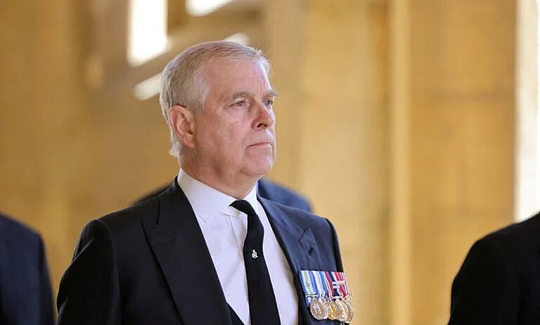 La reina Isabel le retiró los títulos al príncipe Andrew y enfrentará el juicio por abuso sexual como un ciudadano común