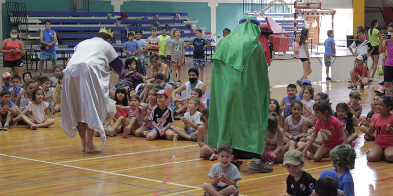 Los Reyes Magos visitaron la colonia del Polideportivo Municipal