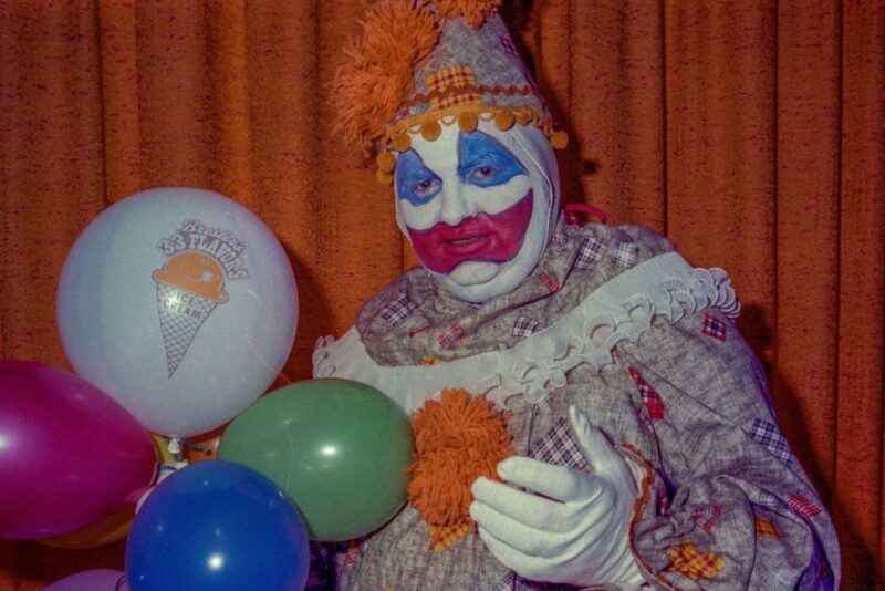 Pogo, el payaso sádico que violaba y mataba adolescentes varones y los enterraba en el sótano de su casa