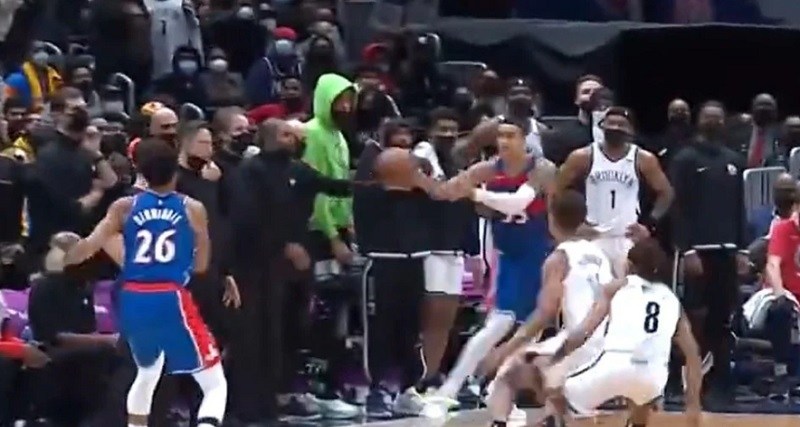 Una de potrero en la NBA: el DT metió la mano y recuperó la posesión