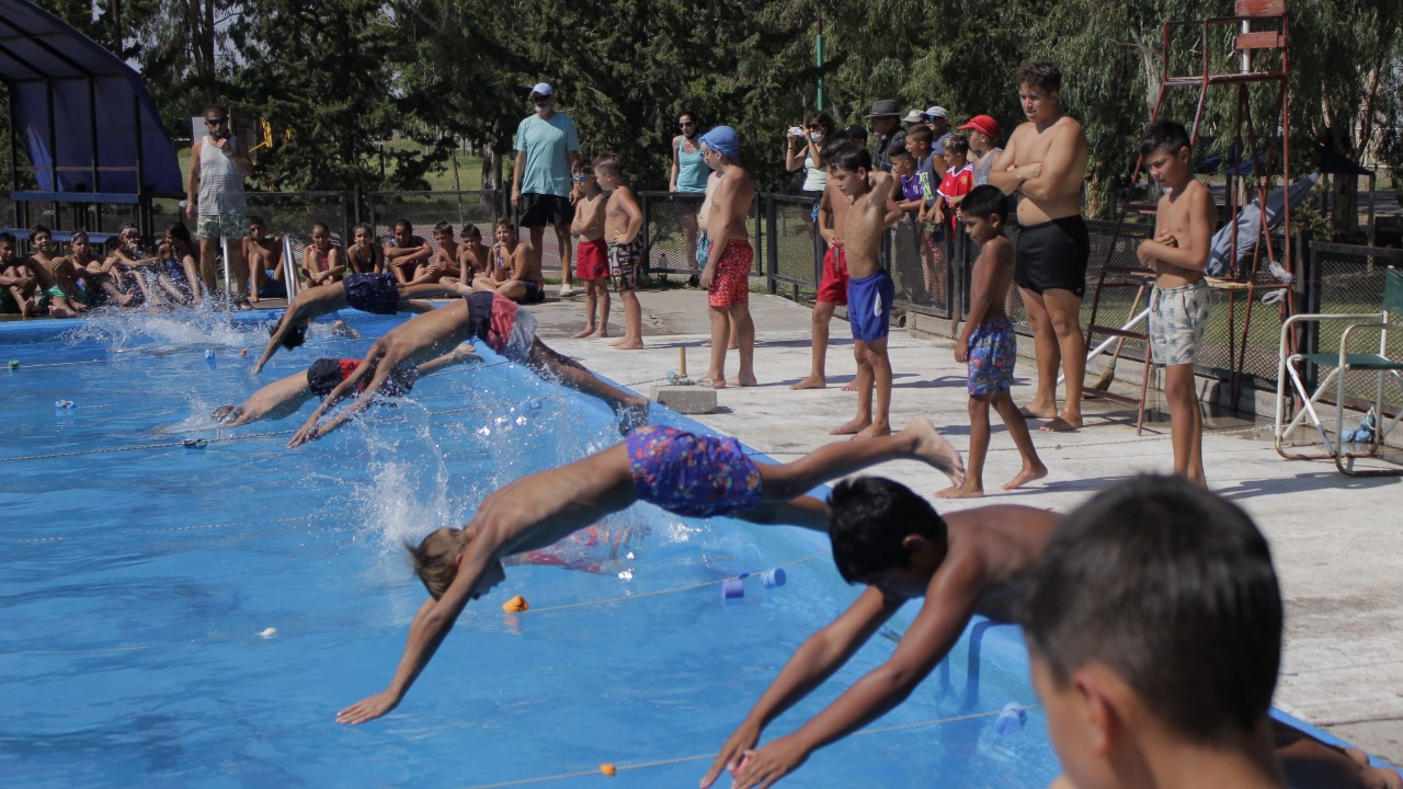 Los colonos de todo el departamento participaron de un encuentro de natación que se realizó en Bowen