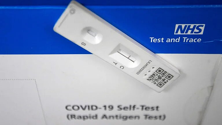 Autorizaron en Argentina el uso de cuatro autotest de COVID-19, ante el pico de demanda de hisopados y el récord de contagios