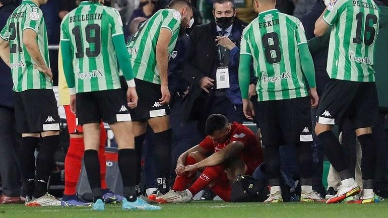 Escándalo en el clásico Betis-Sevilla: agredieron a un jugador con una barra y el partido fue suspendido
