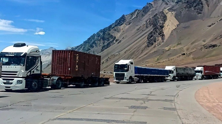 Crece la tensión y camioneros amenazaron con bloquear el paso del transporte que viene de Chile