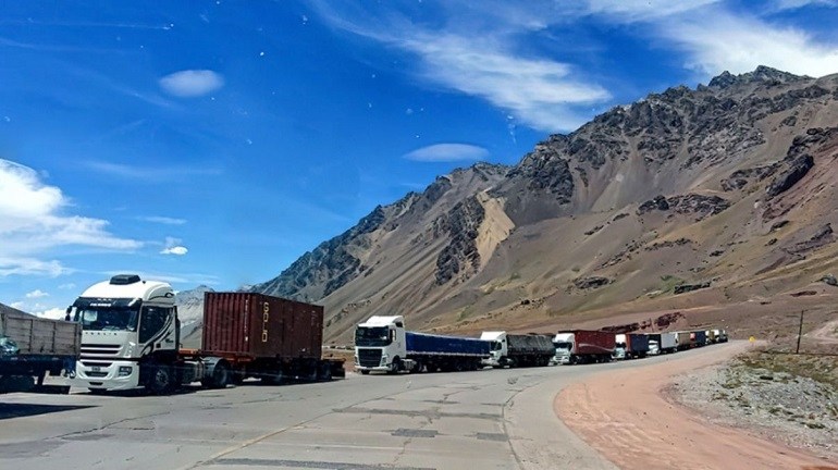 Sin solución: cerca de 3 mil camiones siguen varados en Mendoza esperando para cruzar a Chile
