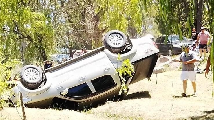 Pasaba la tarde en Rincón del Indio y su camioneta cayó al río