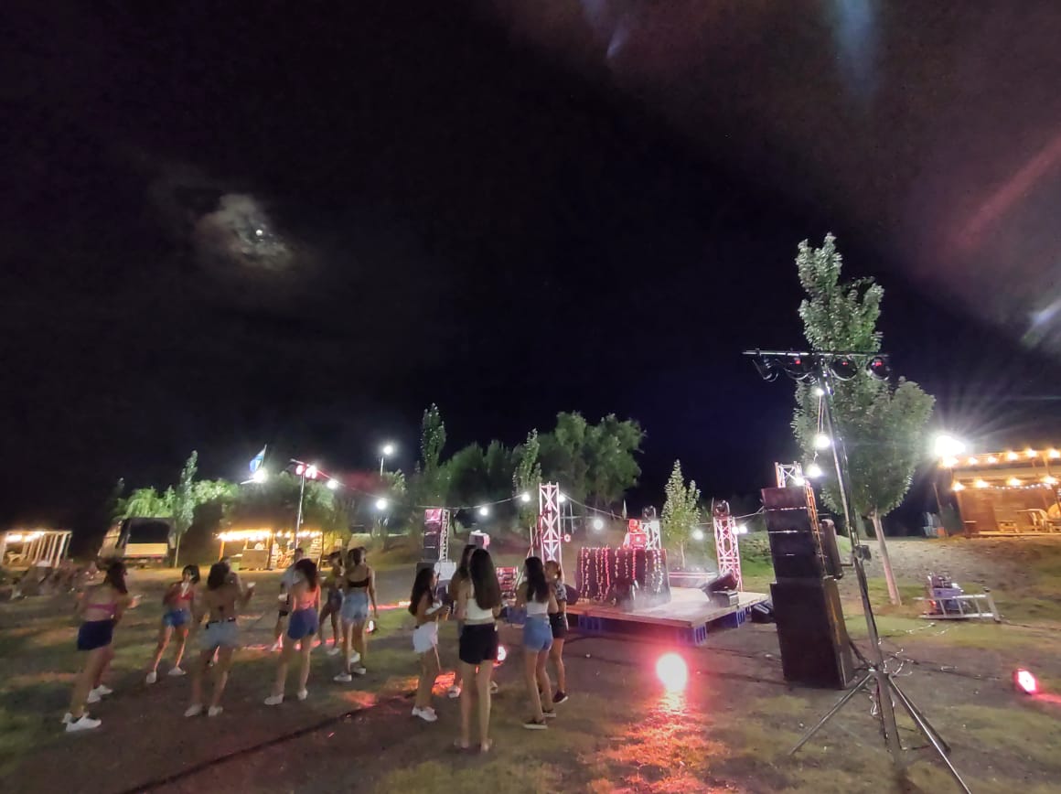 Con música, diversión y gastronomía a la vera del Atuel, abrió el ciclo Costanera Suena