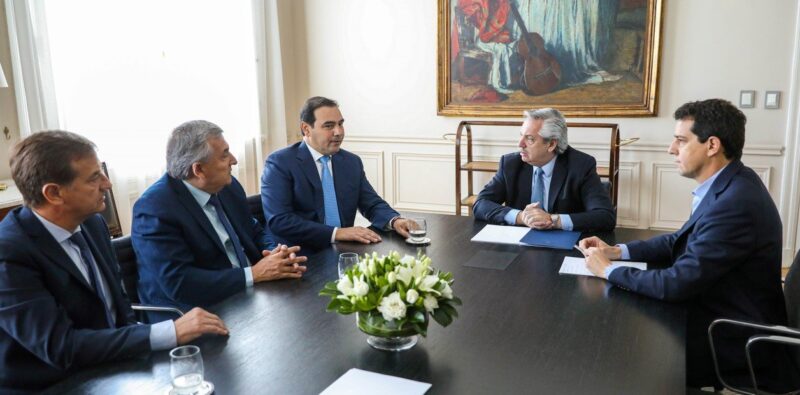 Resignado, el Presidente no consiguió la foto que imaginó para el FMI, pero alcanzó una solución intermedia con los radicales