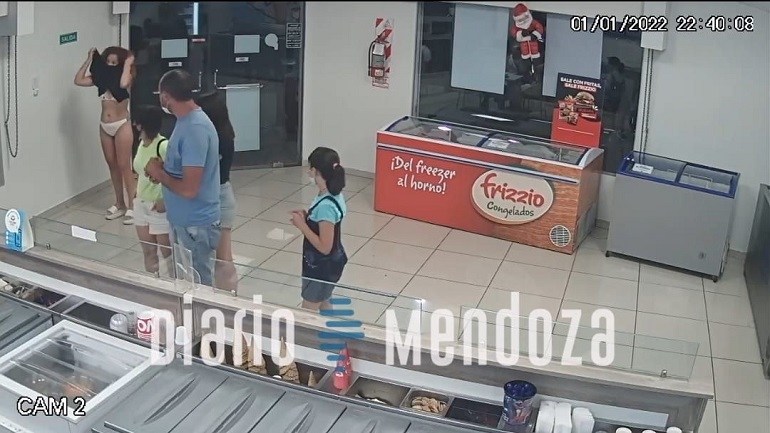INSÓLITO – Una mujer se sacó el vestido en una heladería para usarlo de tapabocas – VIDEOS