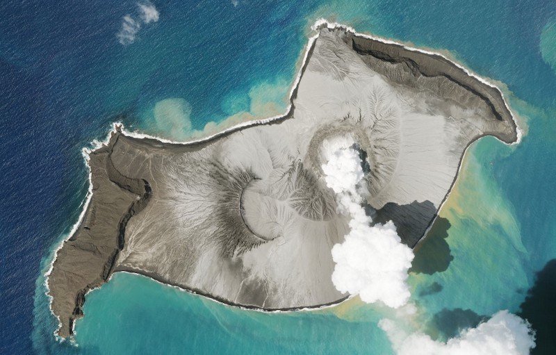 El volcán de Tonga que provocó un tsunami en el Pacífico desapareció tras la violenta erupción
