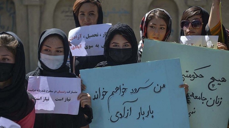 En Kabul, talibanes reprimieron con gases a mujeres que pedían poder trabajar y estudiar