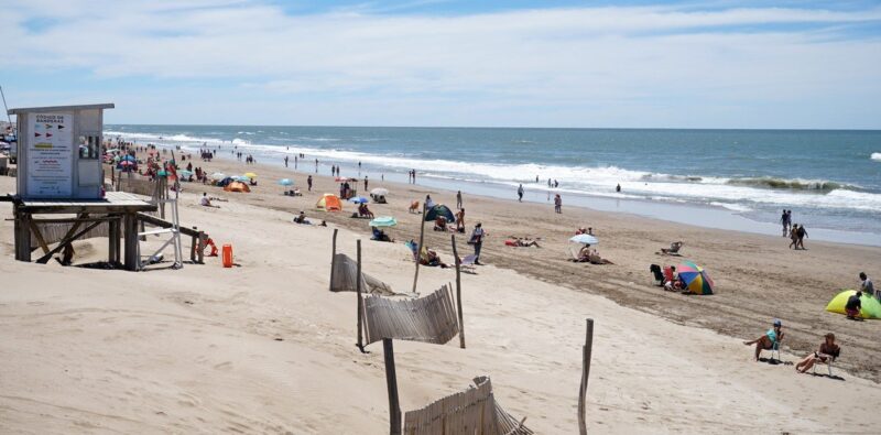 “Emergencia acuática”: Villa Gesell se quedó sin guardavidas por los casos de covid y por una medida de fuerza