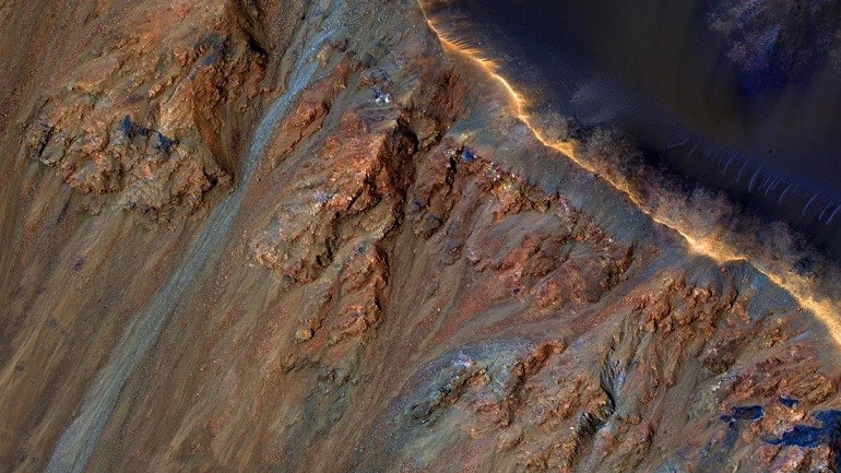 Científicos descubren una serie de huellas creadas por la caída de rocas, lo que sugiere la existencia de actividad sísmica en Marte