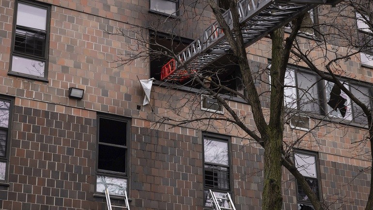 “Uno de los peores incendios” en la historia de Nueva York deja al menos 19 muertos, incluidos 9 niños, y decenas de heridos