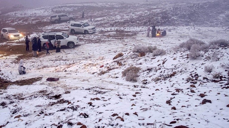 Raras tormentas de nieve y granizo cubren el desierto de Arabia Saudita