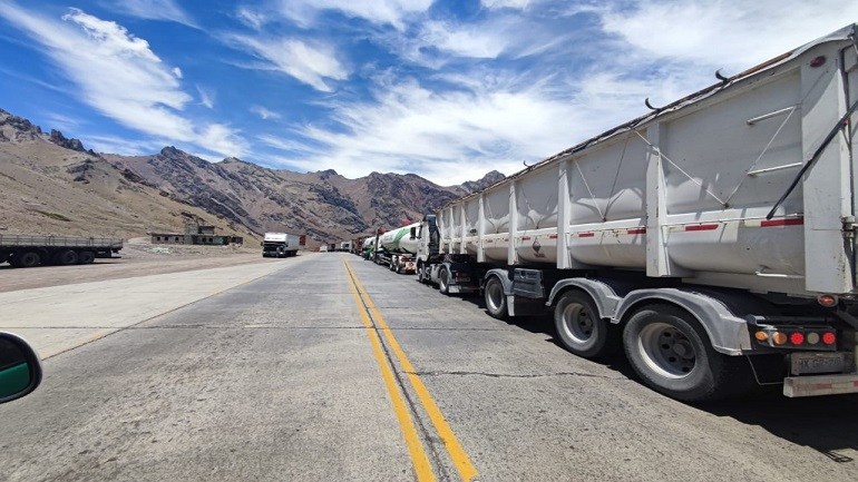 Más de mil camiones varados en la frontera por mayores controles sanitarios en Chile