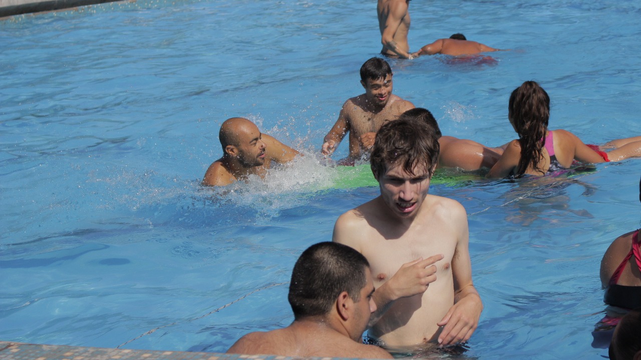 Colonos participaron de un Aquatlón inclusivo en el polideportivo