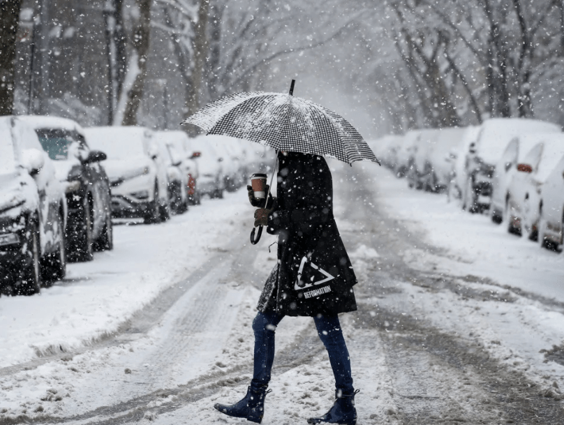 Una potente tormenta de nieve golpea la Costa Este de EEUU: 19 millones de personas están bajo alerta meteorológica y hay 120.000 usuarios sin luz