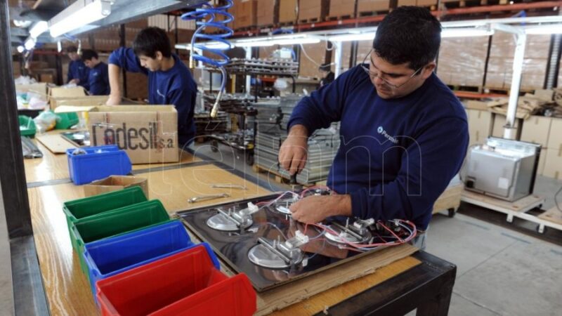 La industria continúa su recuperación y el empleo del sector superó el nivel previo a la pandemia