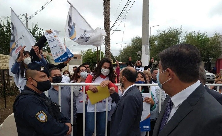 En el acto de inicio de clases el SUTE le entregó a Mario Abed un reclamo salarial