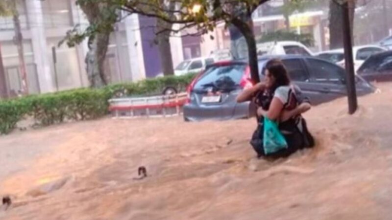 Al menos 34 muertos por derrumbes e inundaciones tras fuertes lluvias en Petrópolis, Río de Janeiro