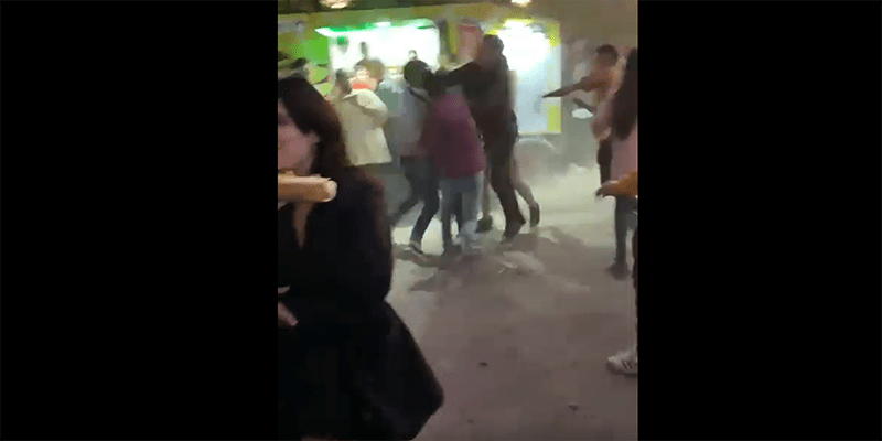 Violento enfrentamiento a la salida de un bar