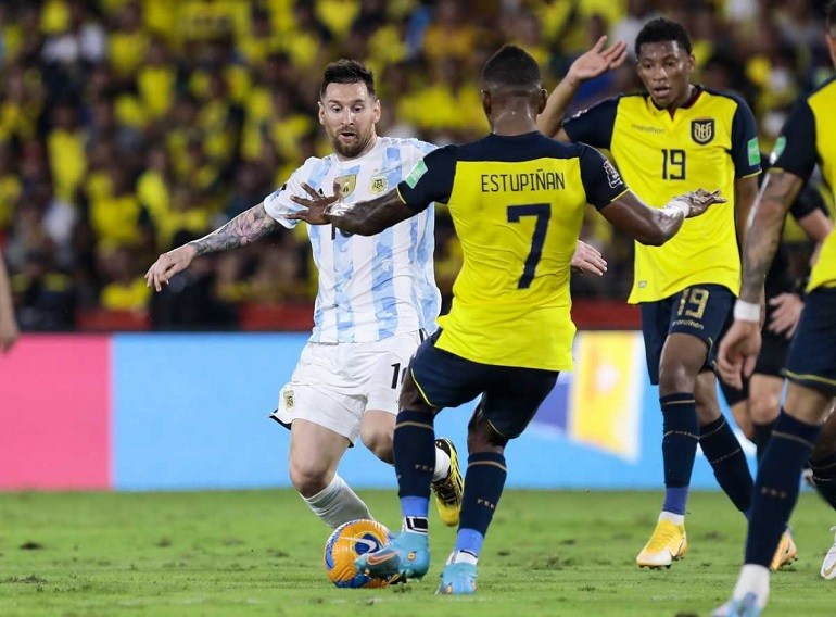 Argentina cerró las eliminatorias con un empate con polémica frente Ecuador