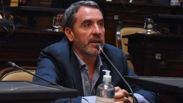 El diputado Jorge Difonso presentó un proyecto donde propuso atrasar los relojes una hora