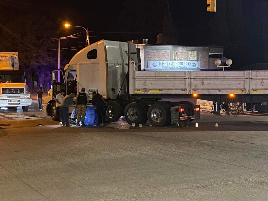 URGENTE: Una mujer murió tras ser atropellada por un camión