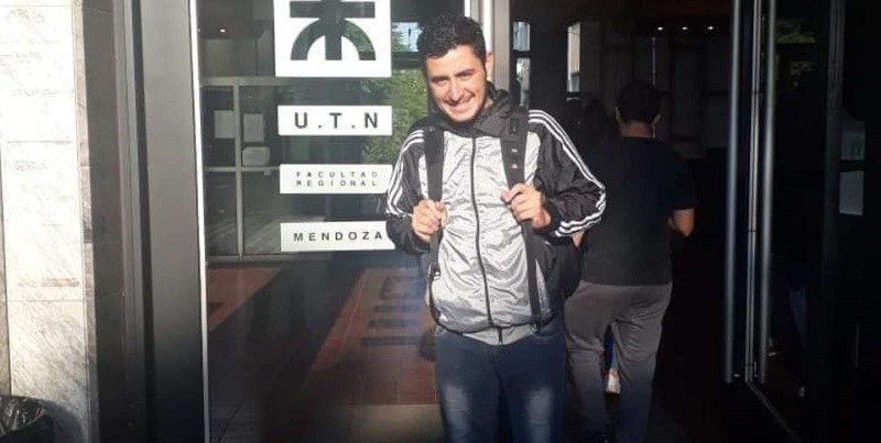 Durante su adolescencia cosechó uvas para mantener a su familia y ahora se recibió de ingeniero