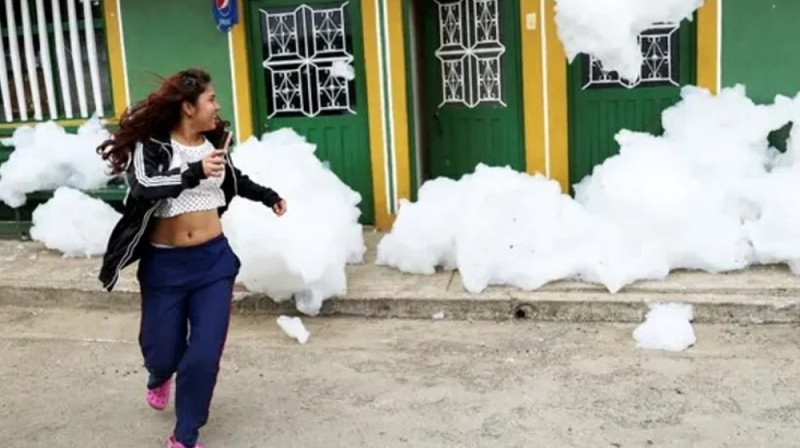 Nubes de espuma tóxica que flotan por las calles del suburbio de Bogotá: “El olor es insoportable”