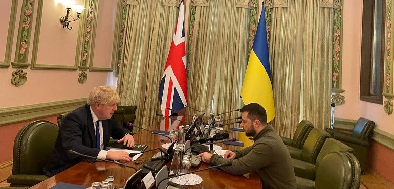 Boris Johnson se reúne por sorpresa con Zelenski en Kiev y le ofrece 120 blindados y misiles antibuque