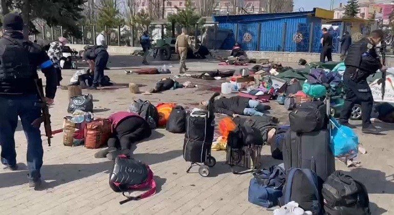 Rusia bombardeó una estación de tren: 50 muertos