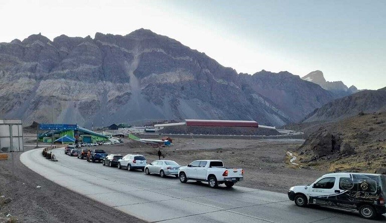 Volvió un clásico en la alta montaña: 4 horas de cola para cruzar a Chile