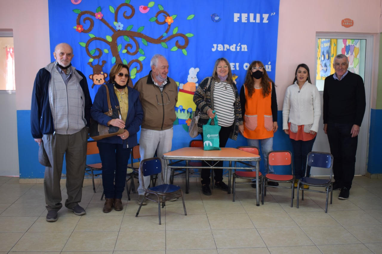 Fundación Cecsagal y el Colegio San Martín, entregaron material al Jardín “Ombú”