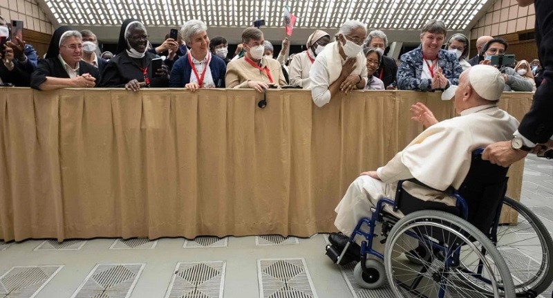 Un cardenal acusado de fraude revela un acuerdo secreto aprobado por el Papa para liberar a una monja