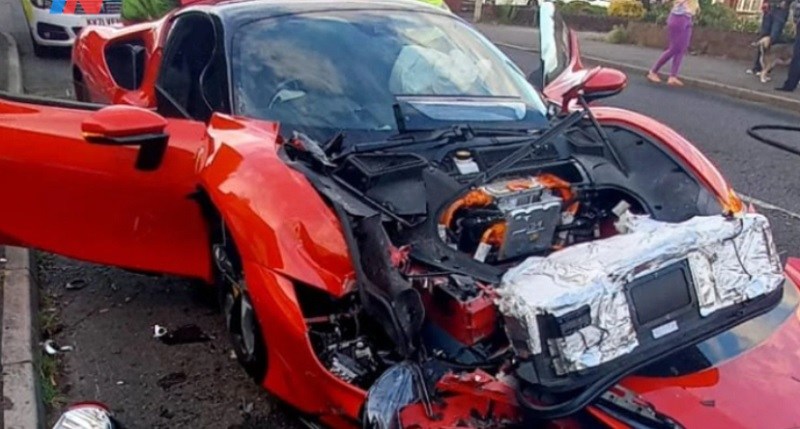 La Ferrari del millón de dólares quedó destruida tras chocar contra una fila de autos estacionados