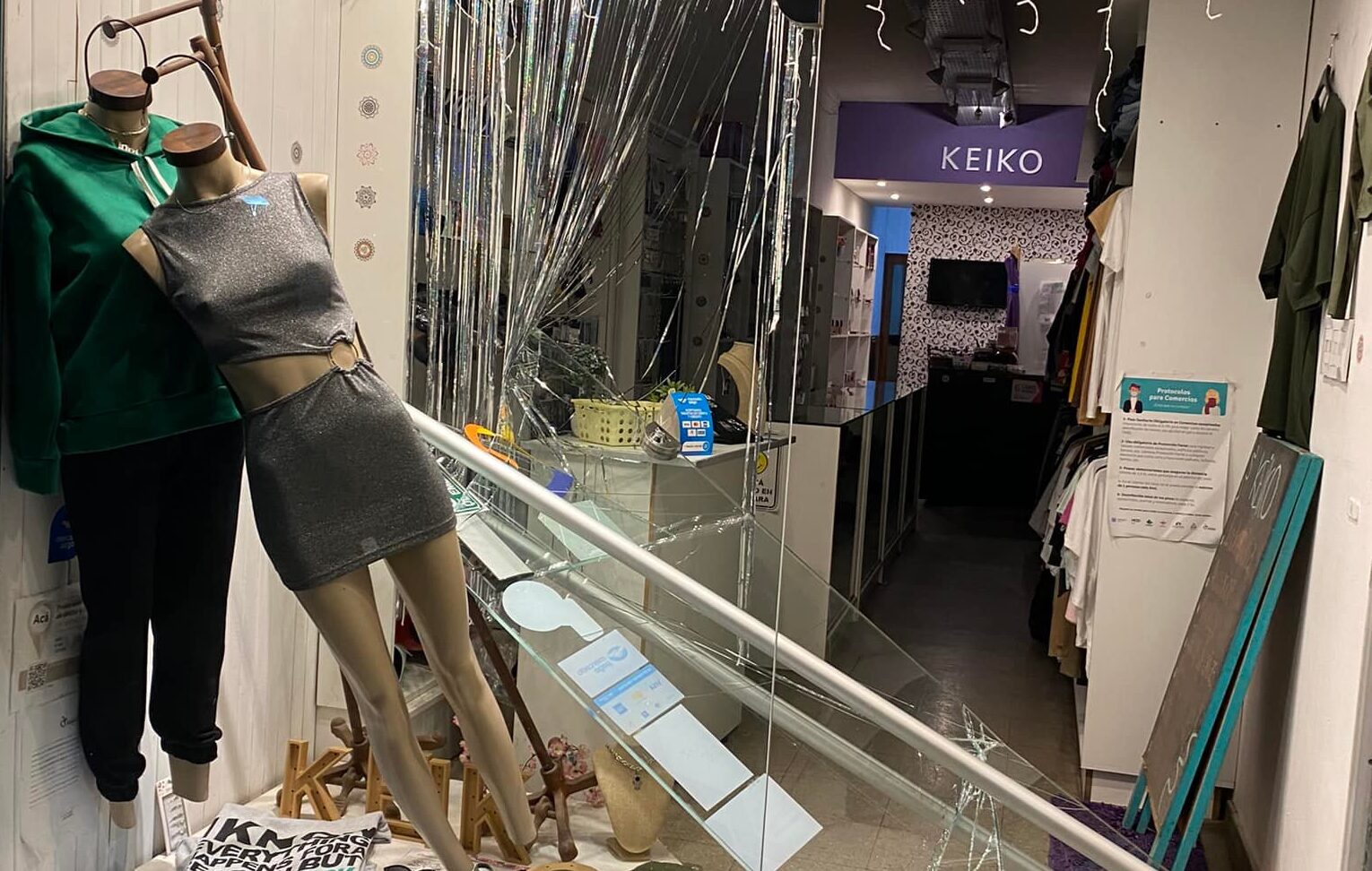 Destrozaron la vidriera de un local en un intento de robo