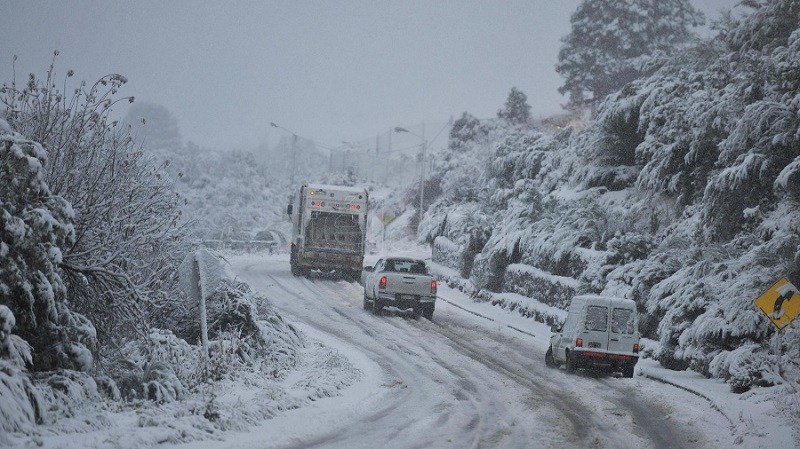 Rigen alertas amarillas por fuertes vientos y nevadas en la zona cordillerana