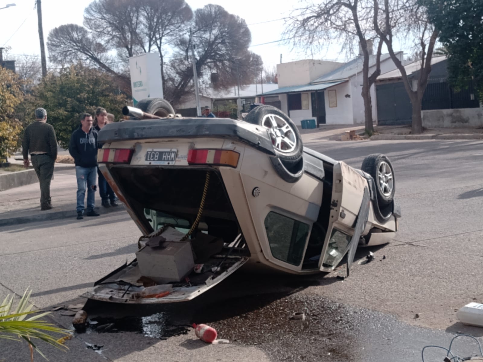 Fuerte accidente terminó con un automóvil volcado