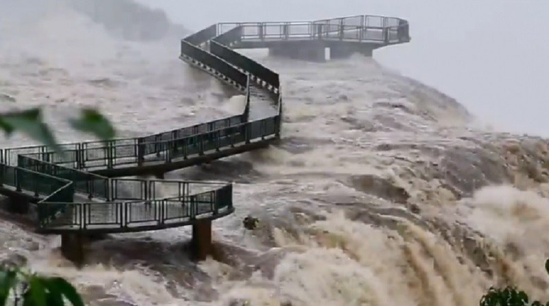 Impresionante: récord de agua en las cataratas de Iguazú obliga a cerrar pasarela