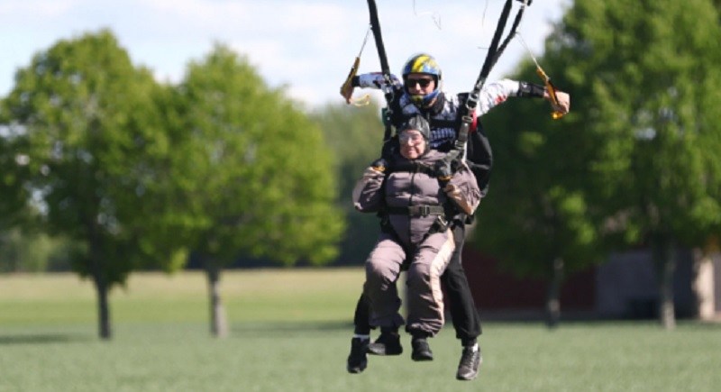 Abuela sueca de 103 años rompió el récord de salto en paracaídas: “Fue maravilloso”