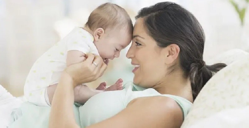 Una multinacional ofrece oportunidades de empleo para madres trabajadoras