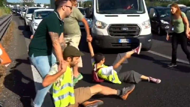 La drástica reacción de un grupo de automovilistas en Roma para desarmar un piquete