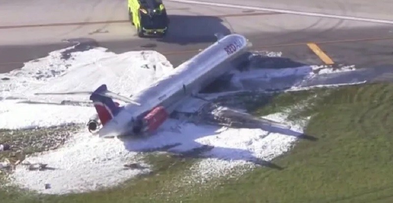 Un avión chocó y se incendió en el Aeropuerto de Miami