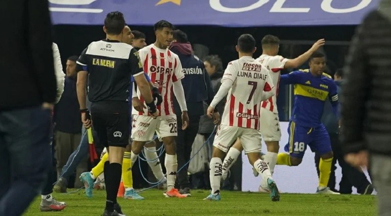 Escándalo en Boca-Unión: Troyansky festejó y lo terminaron corriendo hasta el túnel