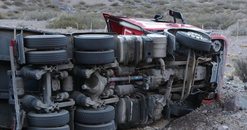 Un camión volcó en alta montaña y el chofer salvó su vida de milagro