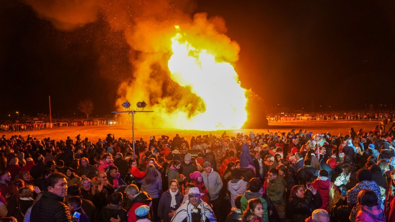 Se encendió la fogata más grande del país