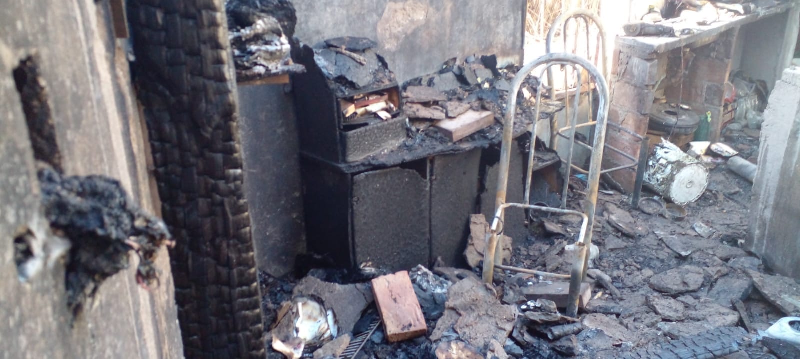 Piden ayuda para la familia que perdió todo en un incendio
