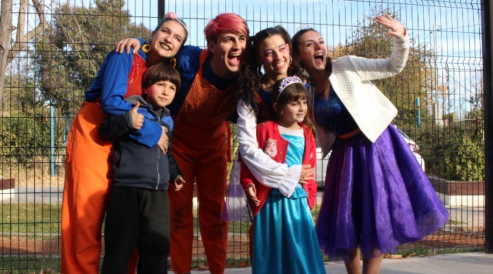 La Obra de Teatro “Gota a gota esta princesa nos agota”, visitó el SUM del Barrio Los Ranqueles  y la Unión vecinal La Marzolina